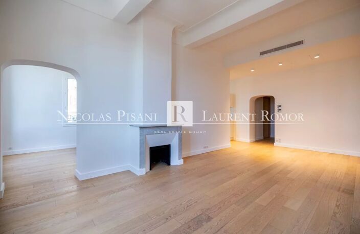 APPARTEMENT A VENDRE A NICE - COURS SALEYA - PROCHE DE LA MER - — photo 2