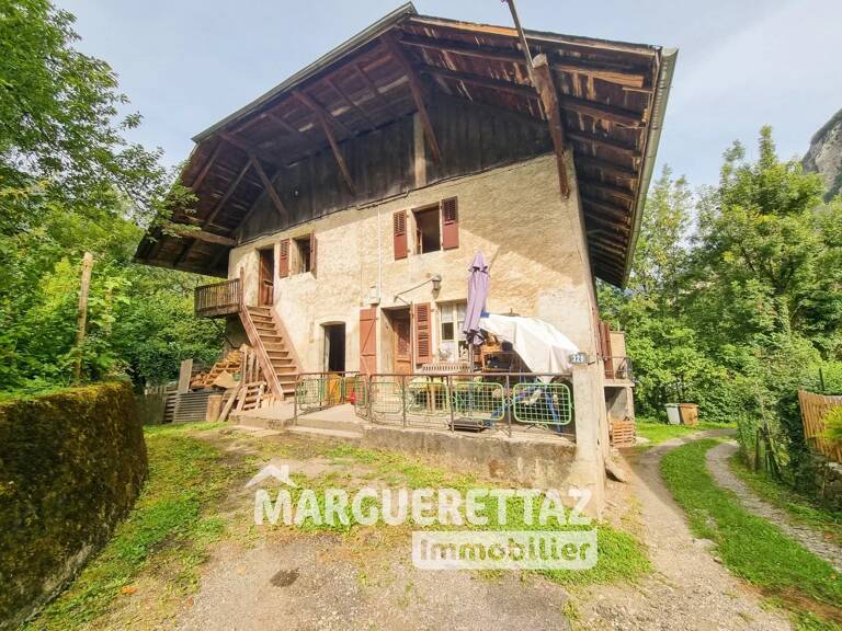 Maison de 220m² pour 350 utile entièrement à rénover - ST JEOIRE — photo 1