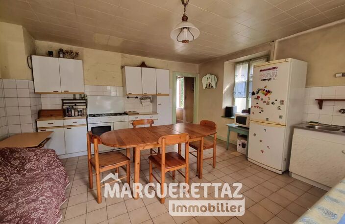 Maison de 220m² pour 350 utile entièrement à rénover - ST JEOIRE — photo 2