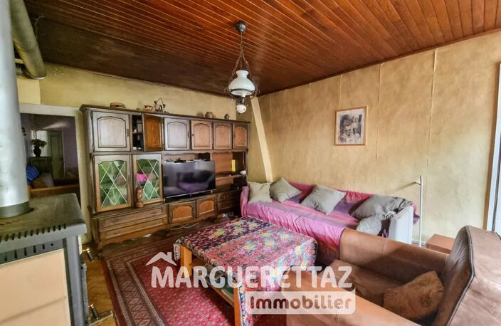 Maison de 220m² pour 350 utile entièrement à rénover - ST JEOIRE — photo 3