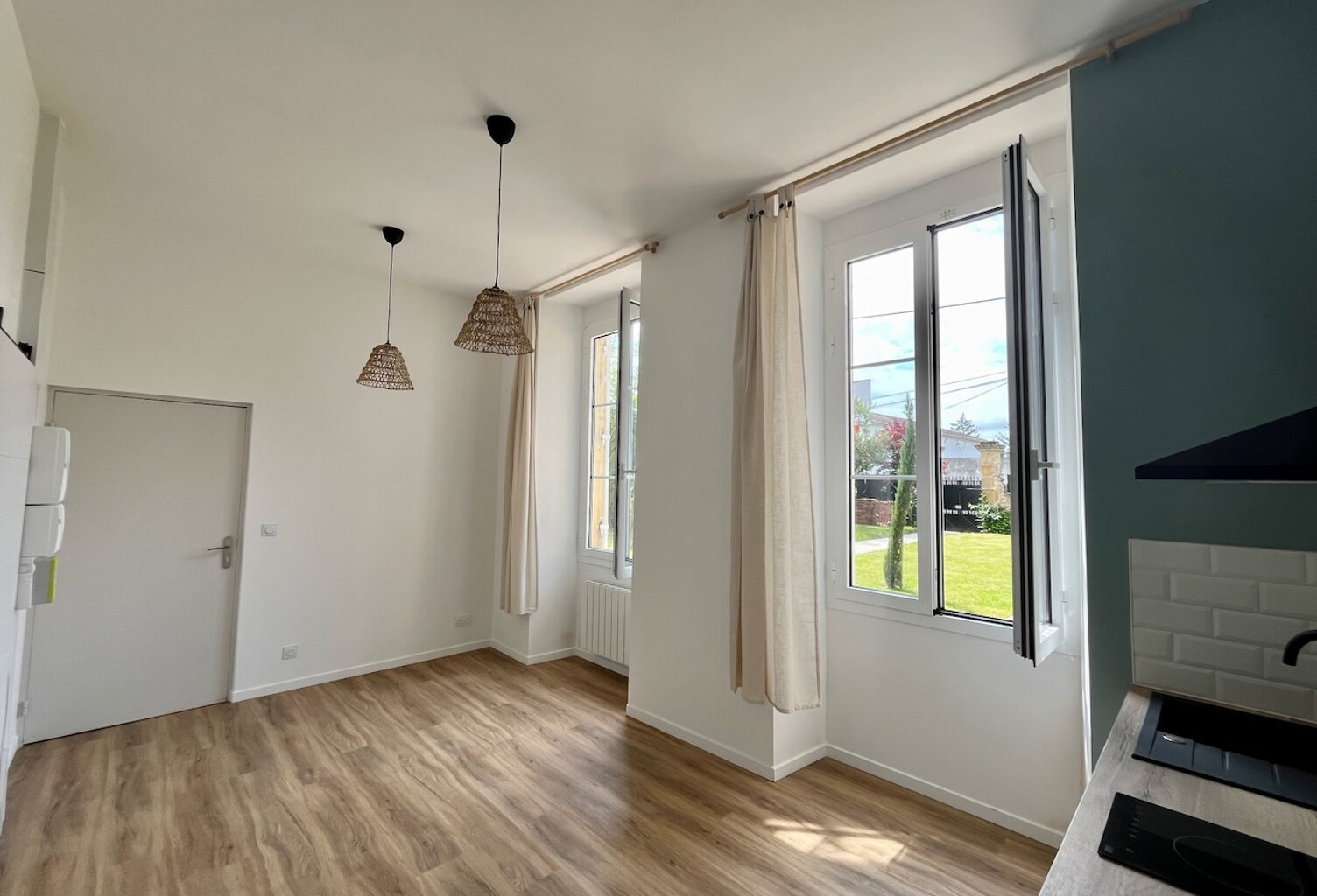 Sainte Livrade sur Lot, cette résidence de 12 logements a été entièrement rénovée (appartements de standing, parties communes)  avec une finition de grande qualité. Cet appartement T2 de   m² a un séjour avec cuisine équipée, salle d'eau avec WC et une pi — photo 1