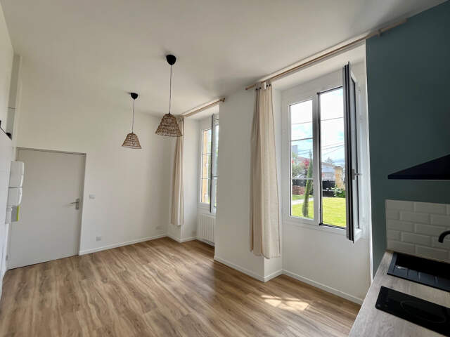 Sainte Livrade sur Lot, cette résidence de 12 logements a été entièrement rénovée (appartements de standing, parties communes)  avec une finition de grande qualité. Cet appartement T2 de   m² a un séjour avec cuisine équipée, salle d'eau avec WC et une pi — photo du bien