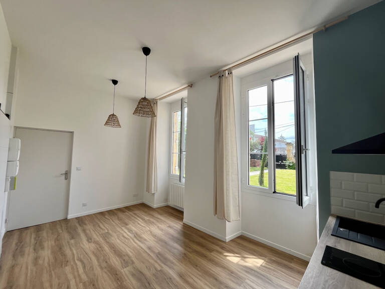 Sainte Livrade sur Lot, cette résidence de 12 logements a été entièrement rénovée (appartements de standing, parties communes)  avec une finition de grande qualité. Cet appartement T2 de   m² a un séjour avec cuisine équipée, salle d'eau avec WC et une pi — photo 1