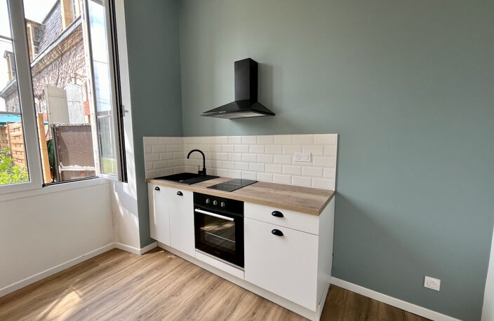 Sainte Livrade sur Lot, cette résidence de 12 logements a été entièrement rénovée (appartements de standing, parties communes)  avec une finition de grande qualité. Cet appartement T2 de   m² a un séjour avec cuisine équipée, salle d'eau avec WC et une pi — photo 4