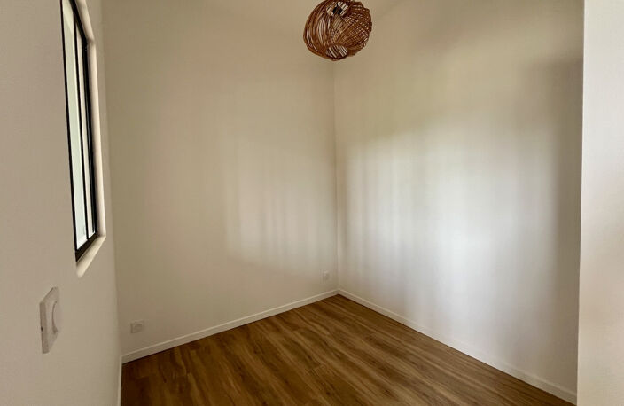 Sainte Livrade sur Lot, cette résidence de 12 logements a été entièrement rénovée (appartements de standing, parties communes)  avec une finition de grande qualité. Cet appartement T2 de   m² a un séjour avec cuisine équipée, salle d'eau avec WC et une pi — photo 5