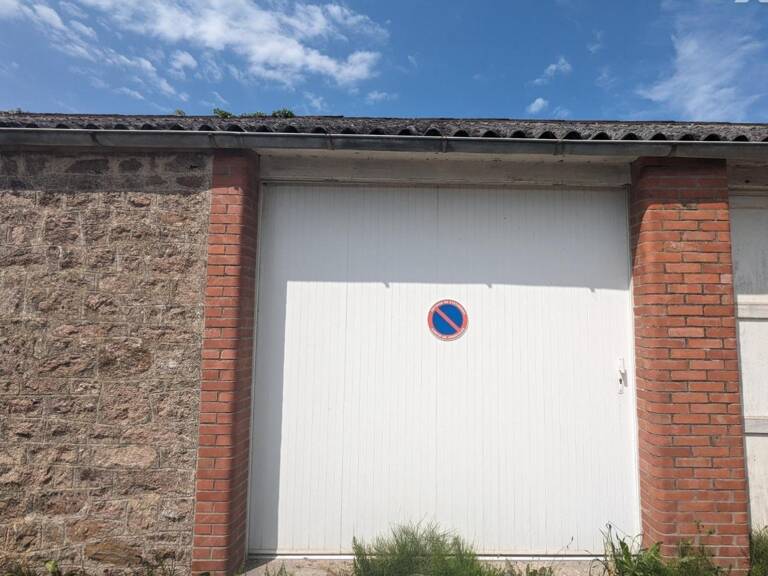 Garage   — photo 1