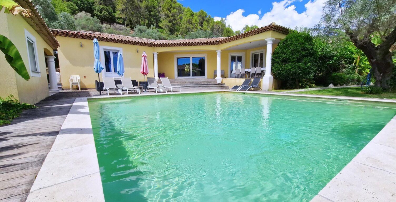Villa d'architecte de 221m2  sur 2229m2 de terrain avec piscine et pool house. — photo 1