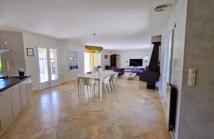 Villa d'architecte de 221m2  sur 2229m2 de terrain avec piscine et pool house. — photo 2