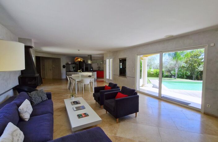 Villa d'architecte de 221m2  sur 2229m2 de terrain avec piscine et pool house. — photo 3