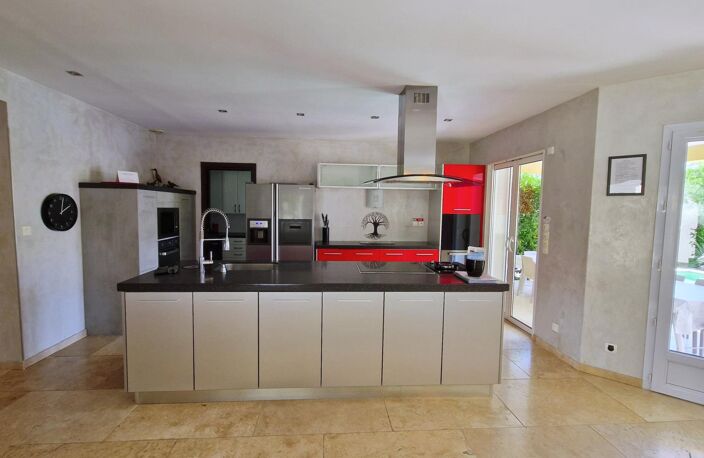 Villa d'architecte de 221m2  sur 2229m2 de terrain avec piscine et pool house. — photo 4