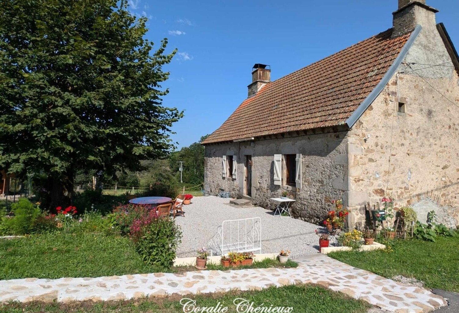 Jolie maison auvergnate avec grange et terrain — photo 1