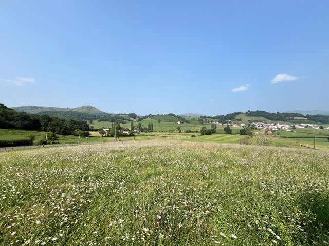 Terrain à bâtir à Jaxu, agréable petit village vallonné situé à 7 minutes de St J P Port. — photo du bien