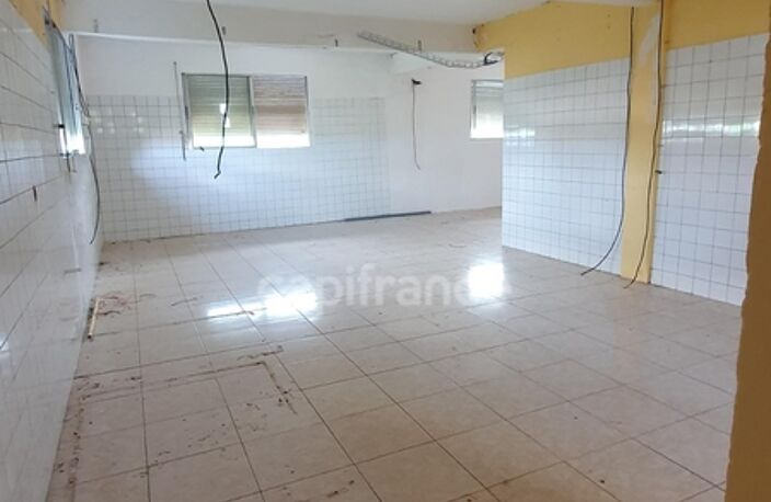 A LOUER-LOCAL COMMERCIAL 200 m² FORT DE FRANCE (972) — photo 4