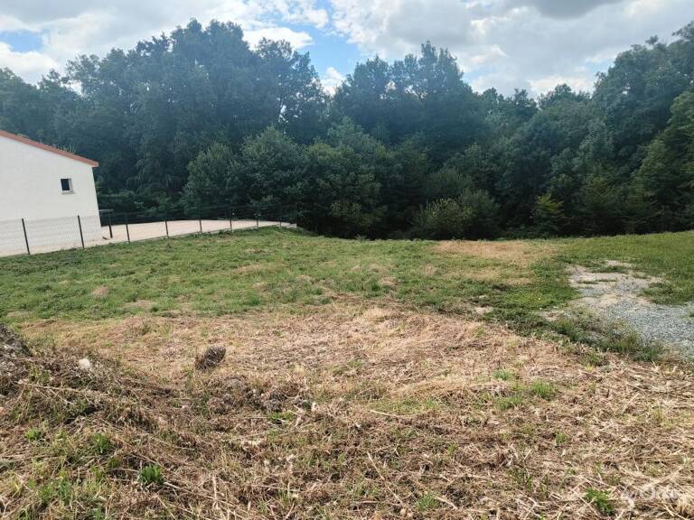 Terrain constructible idéal à Villeneuve les Cerfs — photo 1