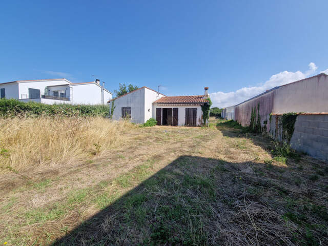 Maison à vendre 3 pièces avec garage sur 1 648 m² de terrain FOURAS (17) — photo du bien