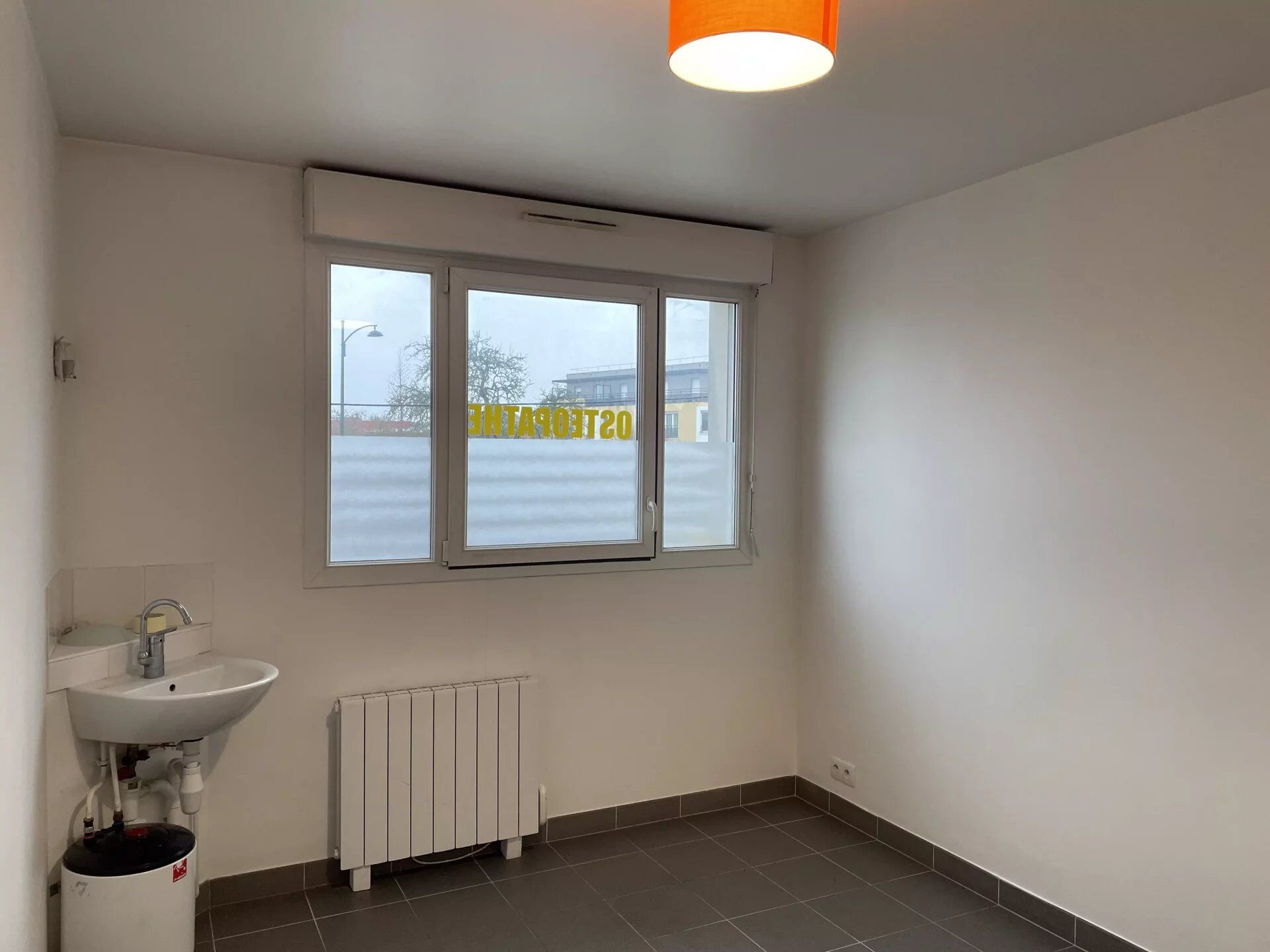 Local commercial 1 pièce 11 m² · à Local Commercial Pontault-Combault · 11 m² · 599 €/mois
