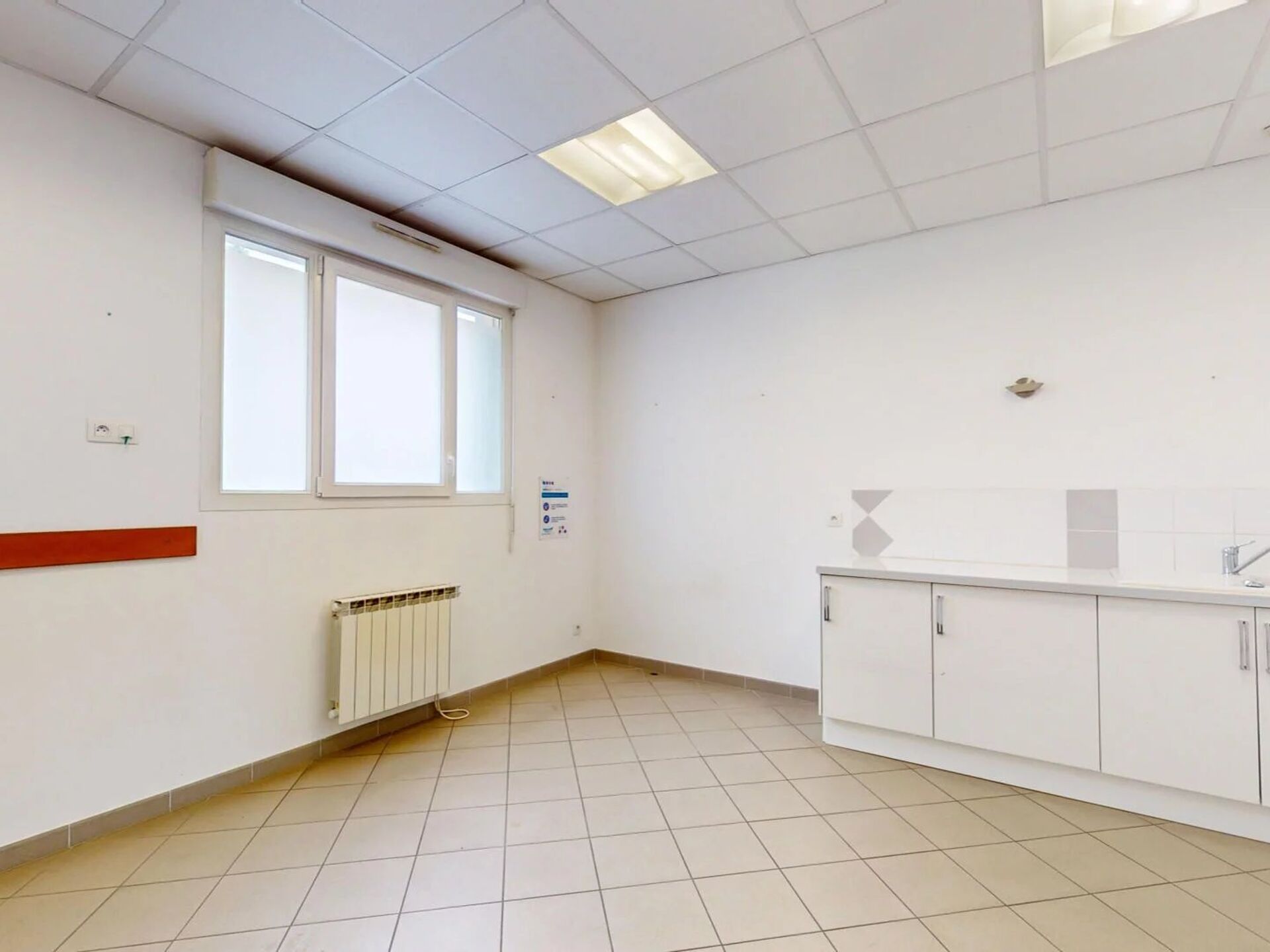 Local commercial 1 pièce 23 m² · à Local Commercial Pontault-Combault · 23 m² · 999 €/mois