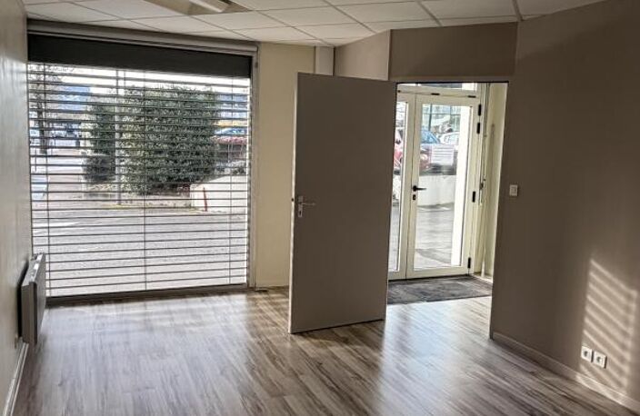 La Primaube - Place de l'Etoile, local commercial ou professionnel de 44 m² — photo 2