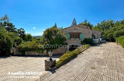 Villa provençale authentique avec grand terrain dont une partie boisée, piscine, terrasse et garage — photo du bien