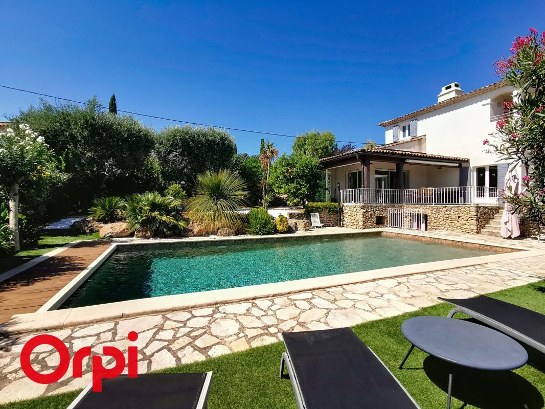 À vendre - Belle maison familiale avec piscine, à deux pas du coeur du village de la Cadière d'Azur