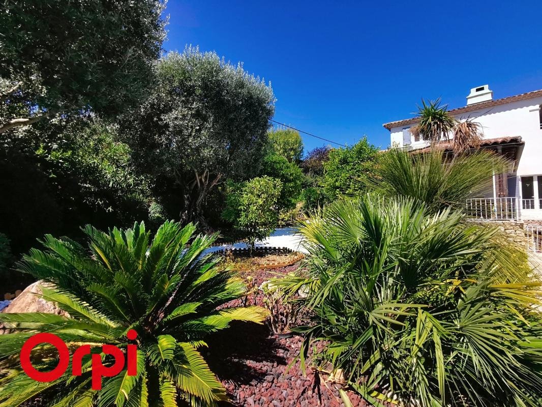 Photo À vendre - Belle maison familiale avec piscine, à deux pas du coeur du village de la Cadière d'Azur image 4/4