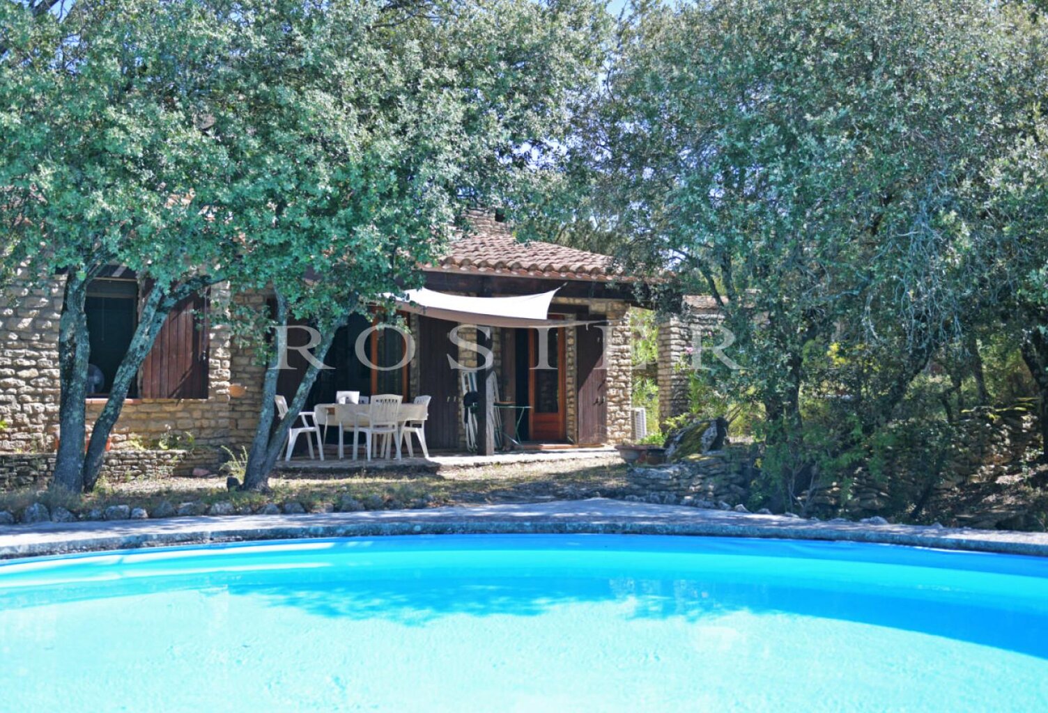 Gordes : maison en pierres avec piscine en bordure de village — photo 1