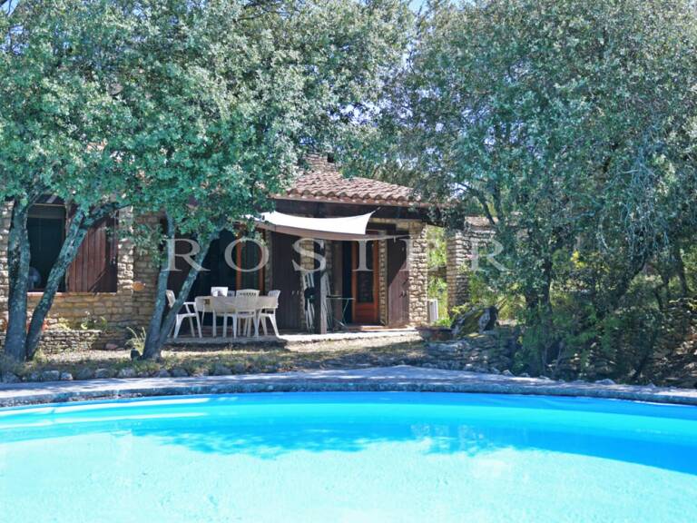 Gordes : maison en pierres avec piscine en bordure de village — photo 1