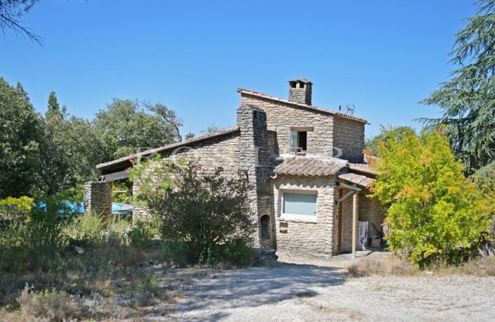 Gordes : maison en pierres avec piscine en bordure de village — photo 2