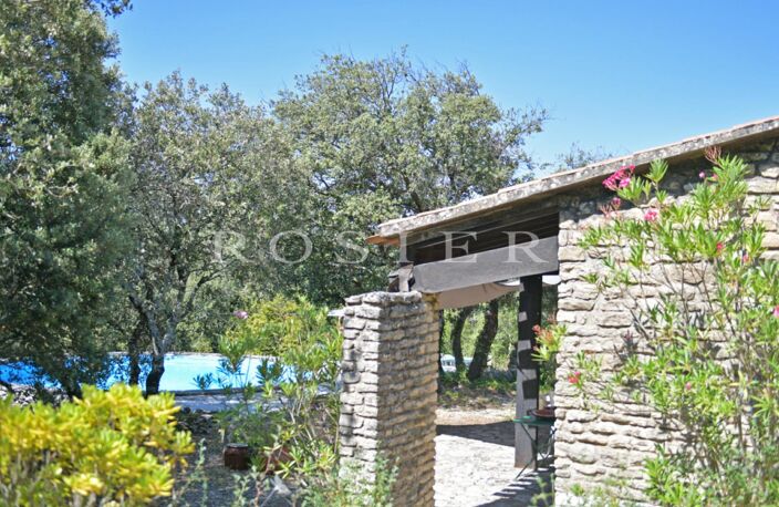 Gordes : maison en pierres avec piscine en bordure de village — photo 3
