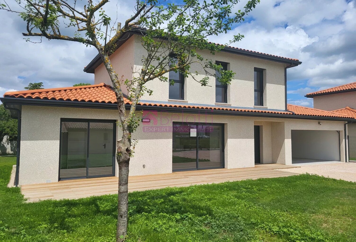 Villa type 5  113 m²  PINS-JUSTARET — photo 1