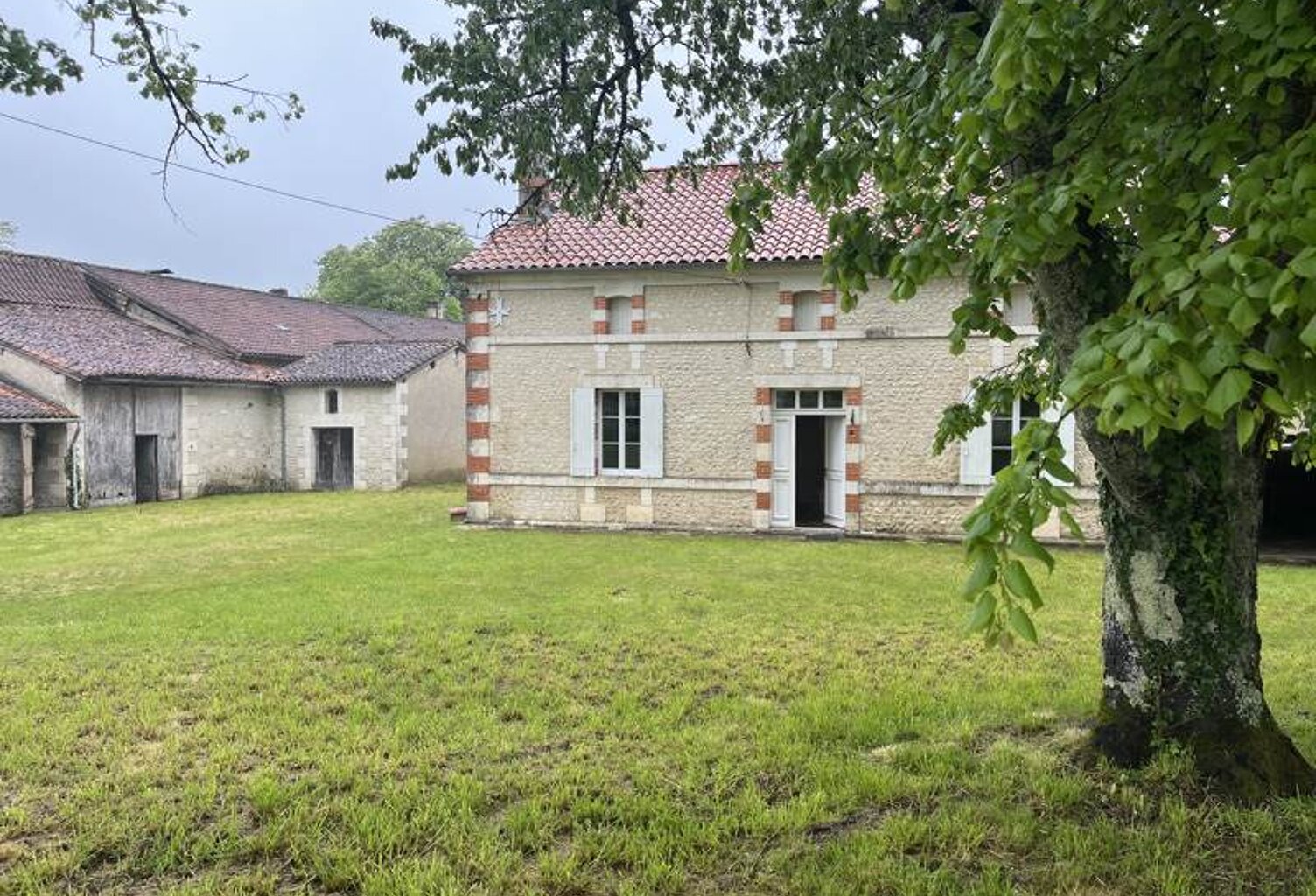 Maison en pierre de 4 pièces principales — photo 1