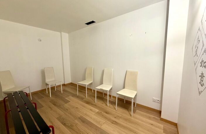 Bien Commercial À Vendre, Au coeur du centre ville, multiples possibilités — photo 4