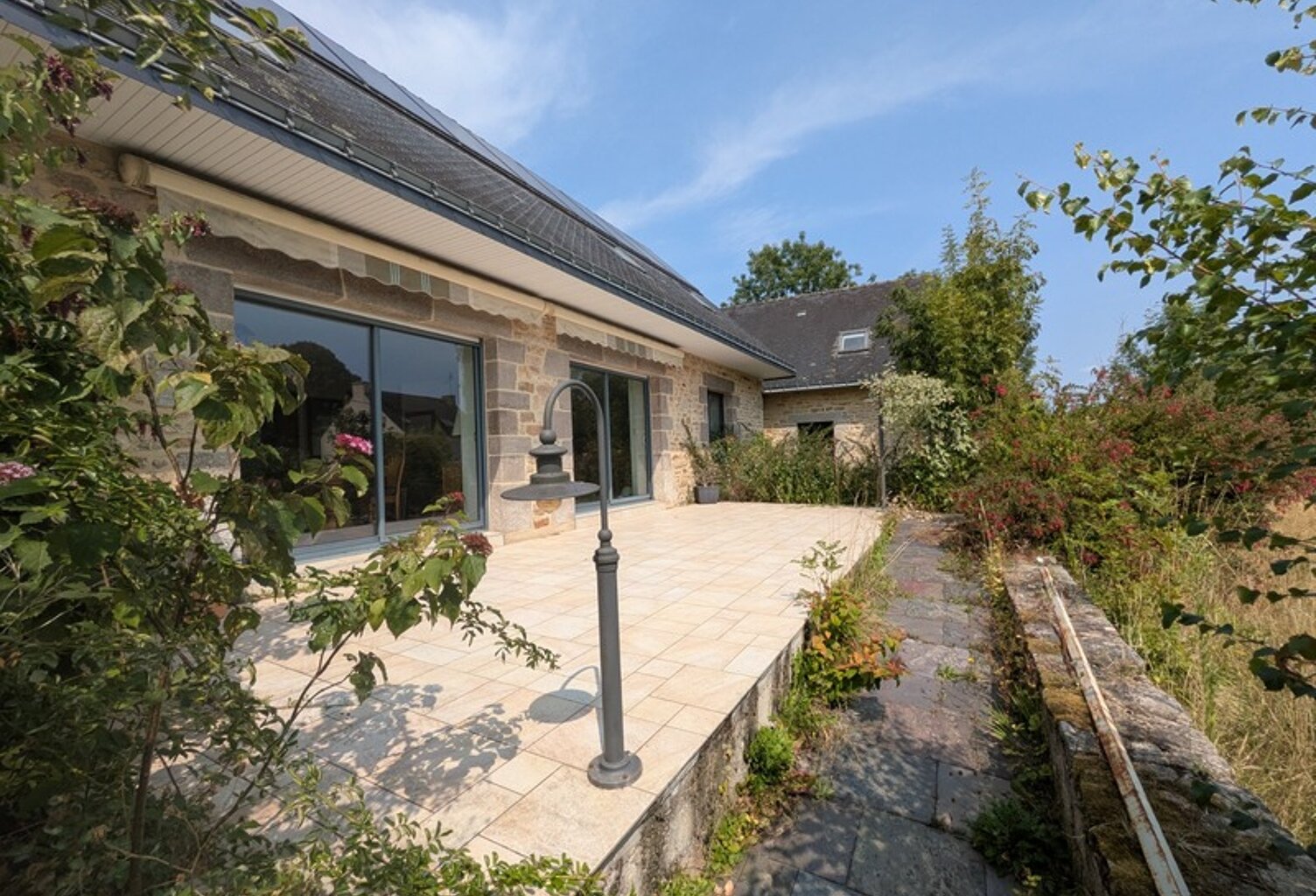SAINT CARADEC TREGOMEL ENSEMBLE DE 4 LONGERES DE 438M² ENVIRON SUR PARCELLE DE 4400M² AVEC PUITS — photo 1