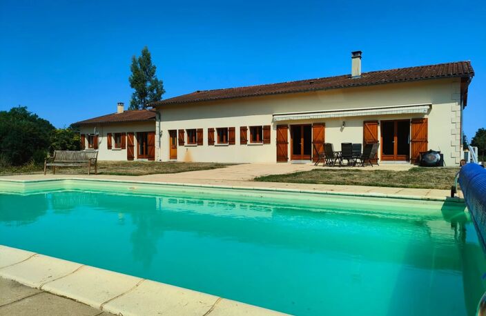 Magnifique pavillon moderne avec piscine, implanté sur près de 5 hectares de prairies — photo 3