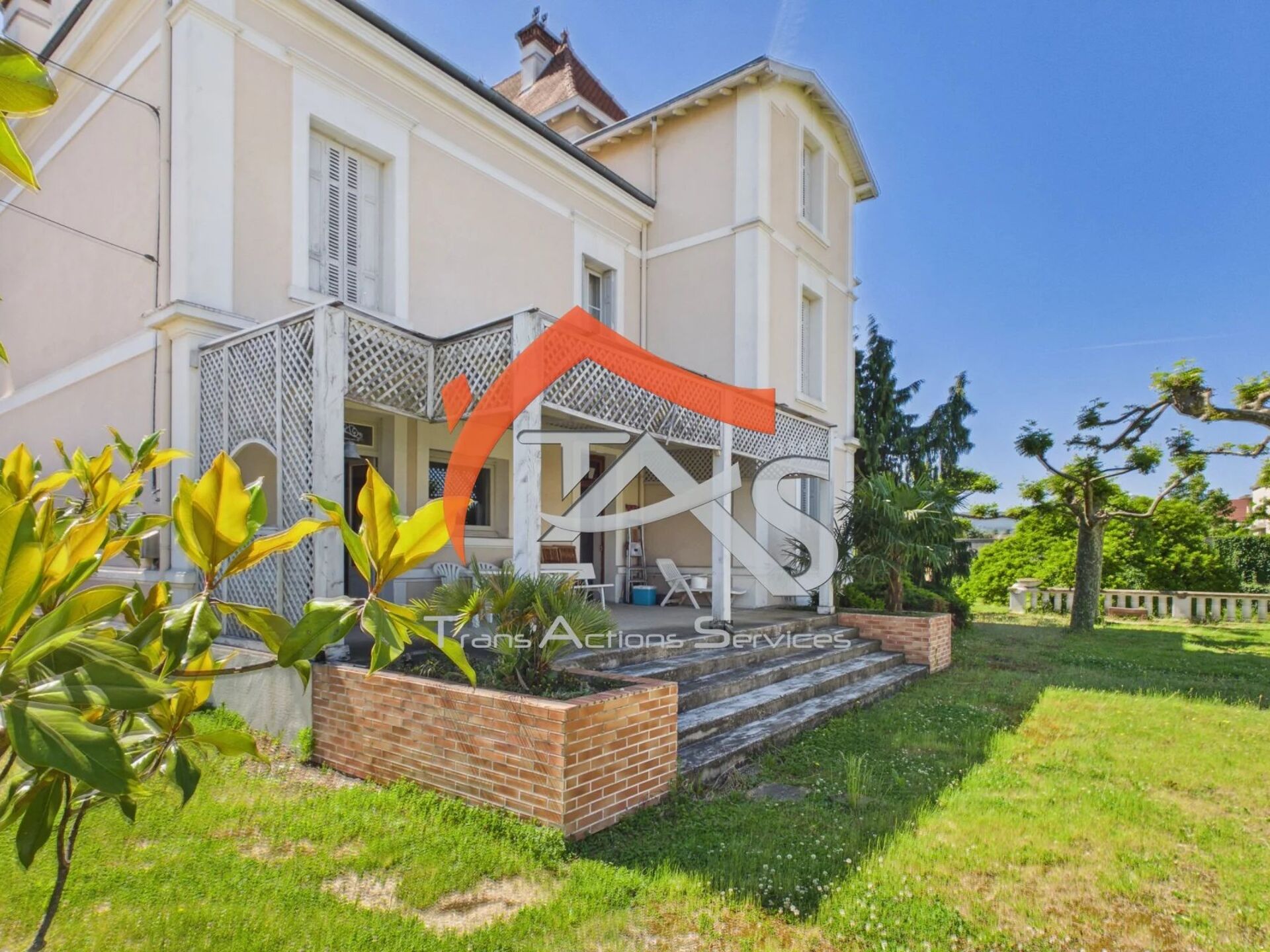 Maison 10 pièces 373 m² · à Lorette · 373 m² · 650 000 €