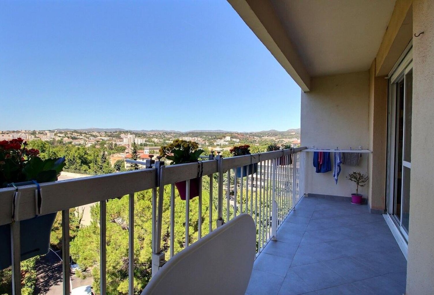 APPARTEMENT T4 TRAVERSANT - VUE DÉGAGÉE - RESIDENCE CALME - PARKING - SECTEUR SAINT LOUP - 13010 MARSEILLE - — photo 1
