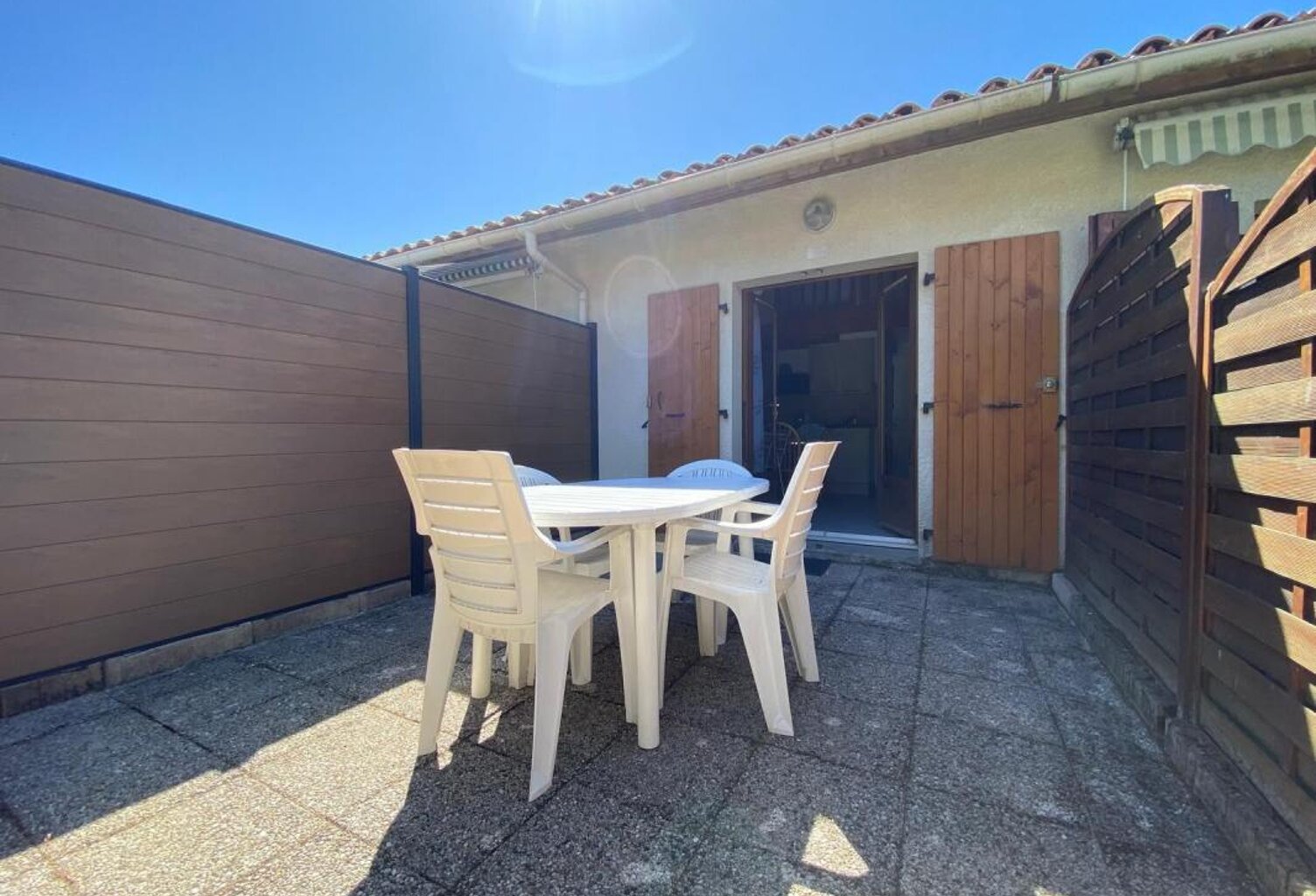 LES MATHES RESIDENCE AVEC PISCINE ET GARDIEN — photo 1