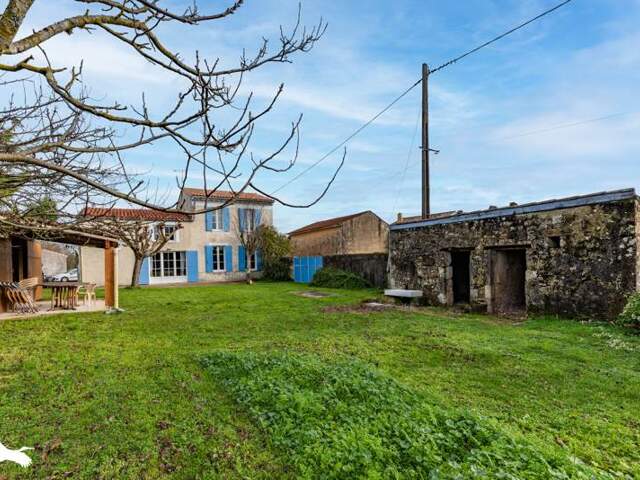 Maison en pierre de 6 pièces principales — photo du bien