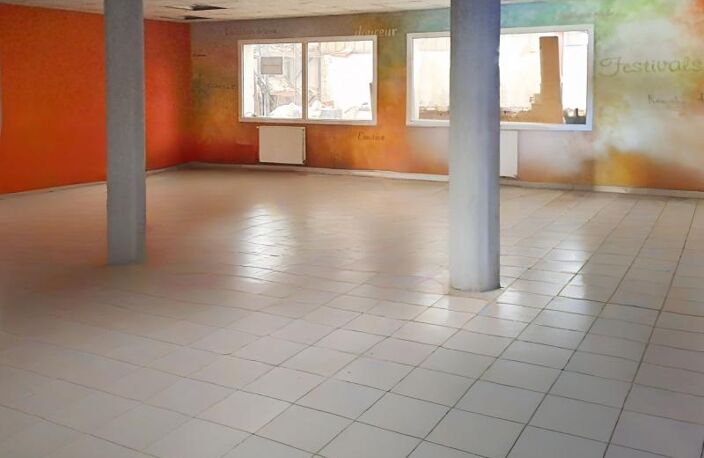 Entrepôt - 700 m² - zone dynamique - passage important - visibilité et accessibilité — photo 2