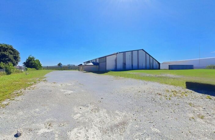 Entrepôt - 700 m² - zone dynamique - passage important - visibilité et accessibilité — photo 3