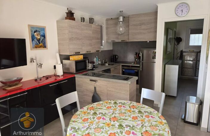 T2 CENTRE LE LAVANDOU — photo 3