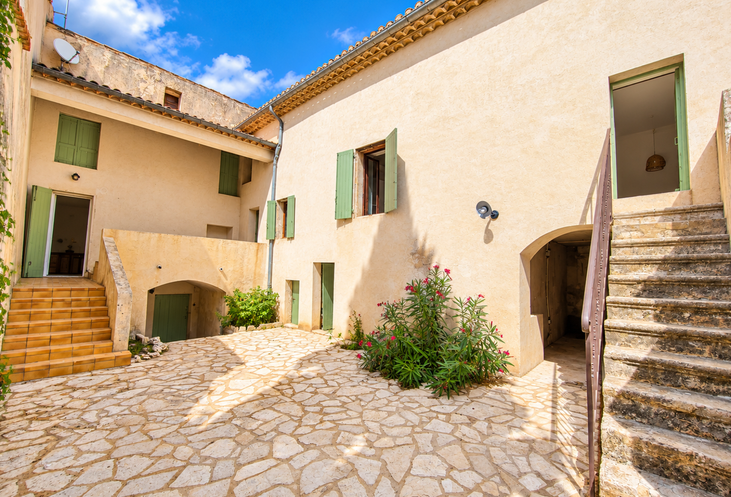 A 15 mn d'Uzès grande maison de village rénovée avec cour — photo 1