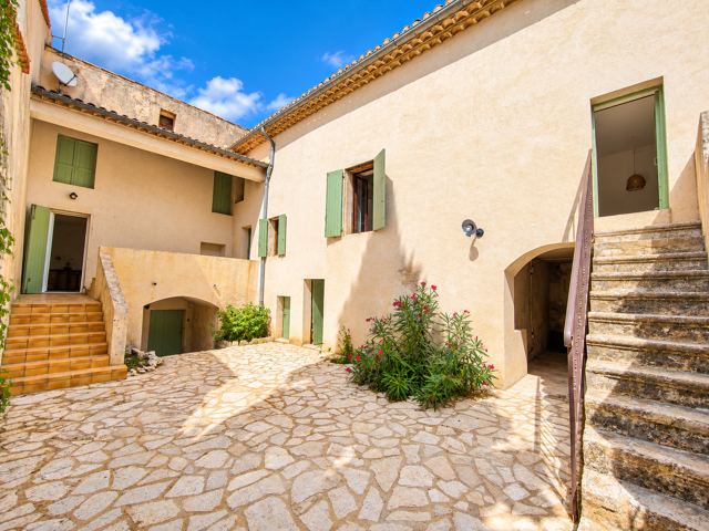 A 15 mn d'Uzès grande maison de village rénovée avec cour — photo du bien