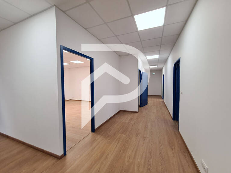 Local de 148 m² aménagé en bureaux centre Orthez — photo 1