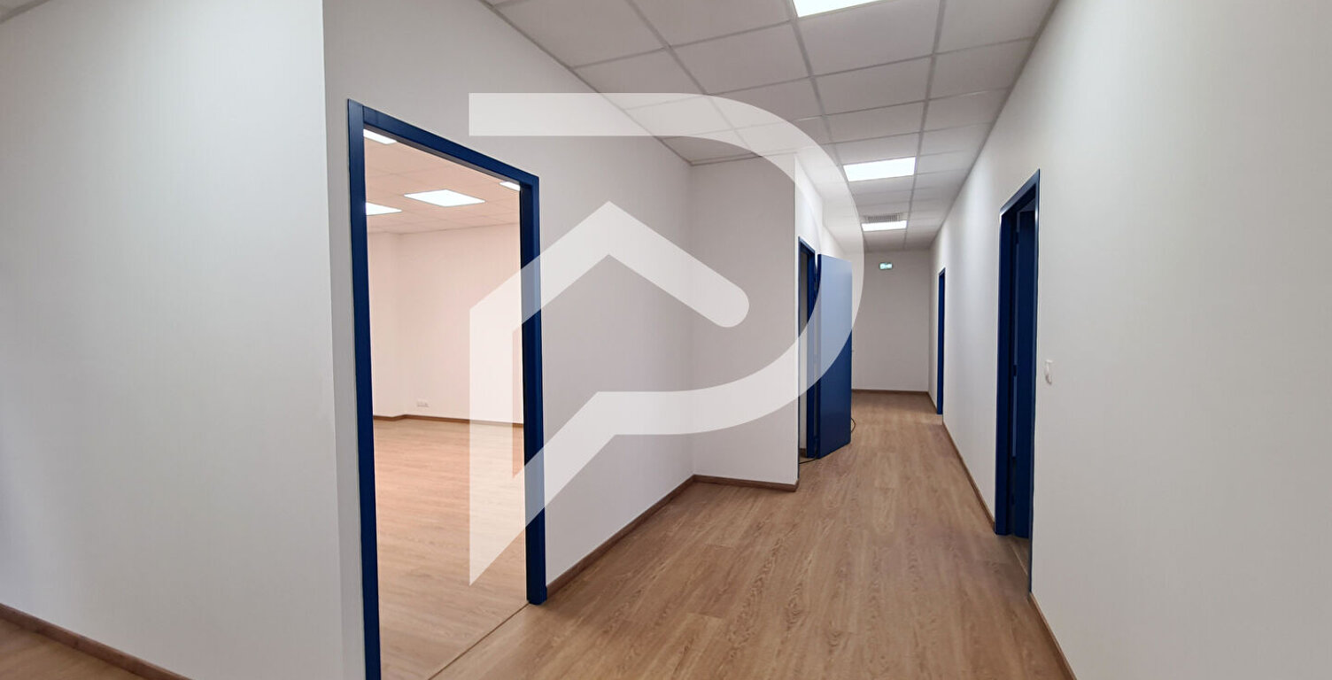 Local de 148 m² aménagé en bureaux centre Orthez — photo 1