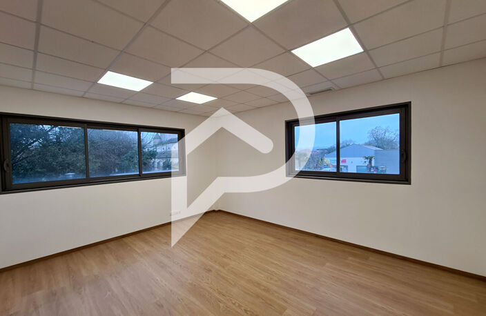 Local de 148 m² aménagé en bureaux centre Orthez — photo 2