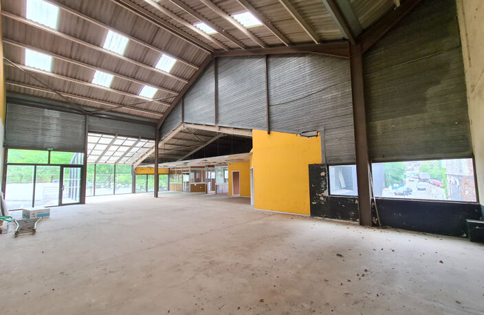 Local commercial à aménager centre Orthez 340 m² — photo 2