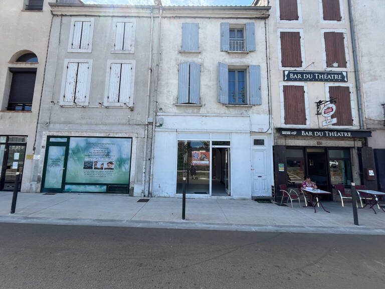 Villeneuve sur Lot, local commercial très VISIBLE, situé sur un axe piéton passant entre le grand parking de la République et les commerces du centre ville dans la zone piétonne. — photo 1