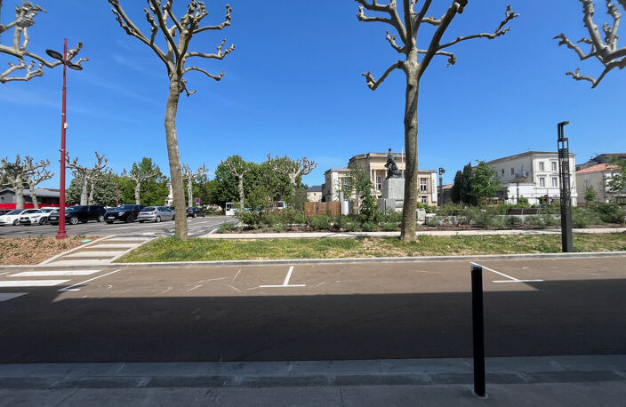 Villeneuve sur Lot, local commercial très VISIBLE, situé sur un axe piéton passant entre le grand parking de la République et les commerces du centre ville dans la zone piétonne. — photo 2