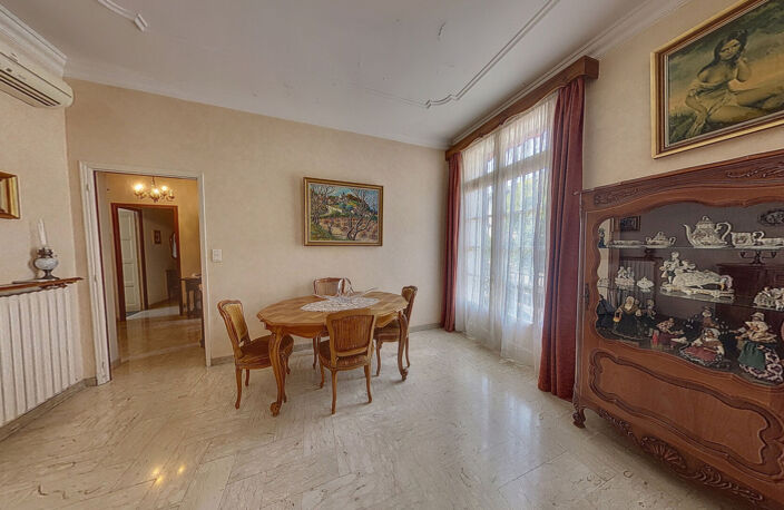 Avignon intra muros , dans un joli immeuble T6  -104M² — photo 2